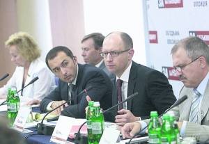 Голова Ради об’єднаної опозиції ”Батьківщина” Арсеній Яценюк виступає під час круглого столу з обговорення економічної частини їхньої програми. 21 червня
