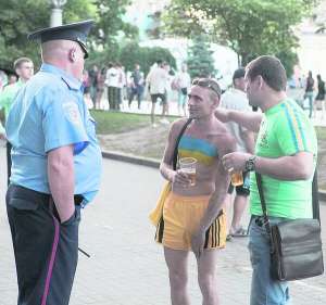 Під час матчу Англія — Італія 24 червня на столичному майдані Незалежності міліціонер робить зауваження українським уболівальникам. Каже, у громадських місцях пити алкоголь заборонено. Це найпоширеніше правопорушення під час Євро-2012