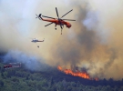 Приборкати вогонь намагаються за допомогою гелікоптерів