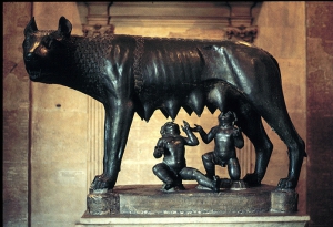 Знаменитая Капитолийская волчица (Lupa Capitolina) была подарена музею в 1471 году папой Сикстом IV. Бронзовая композиция отсылает к мифу о Ромуле и Реме, которых бросили в корзинке в воды Тибра и которые не погибли, будучи вскормлены волчицей