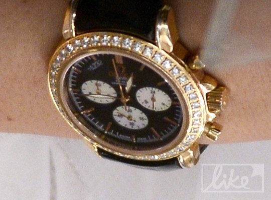 Такие часы делают из розового золота
