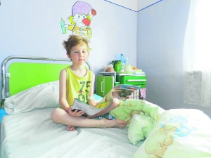 Нікіта Мандрюк із Ужгорода сидить на ліжку в палаті дитячої хірургії міської лікарні. Його виписали додому на п’ятий день
