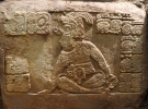 Ієрогліфи розповідають політичну історію міста, а також його союзників і ворогів.
Крім того, різьблені блоки, виявлені в Ла-Корона, показують сцени з повсякденного життя майя життя