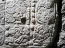 Ієрогліфи розповідають політичну історію міста, а також його союзників і ворогів.
Крім того, різьблені блоки, виявлені в Ла-Корона, показують сцени з повсякденного життя майя життя