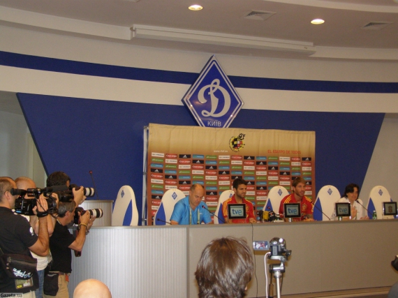 Сеск Фабрегас і Серхіо Рамос на прес-конференції у Києві