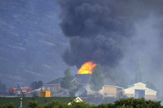 В городе Колорадо-Спрингс пожар бушует бесконтрольно