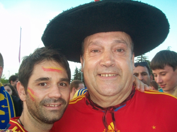 Іспанський вчитель Хосе і супер-фан Маноло. Цей фан зі своїм барабаном &quot;бомбо&quot; 20 років супроводжує збірну Іспанії на всіх її виїзних матчах. Маноло вважають символом іспанської команди.