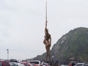 Скульптура, за задумом художника, є алегорією правди й правосуддя