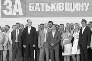 Лідери Об’єднаної опозиції під час форуму на Михайлівській площі в Києві. 12 травня 2012 року