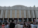 Біля Українського дому зібралося не менше 500 протестувальників