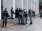 &quot;Беркутовцы&quot; дежурят возле Украинского дома