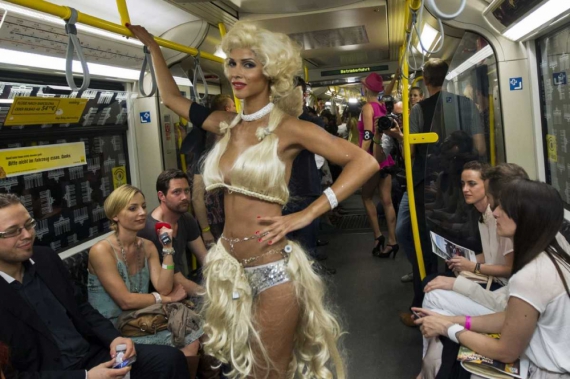 Епатажний одяг демонструють в берлінському метро щолипня