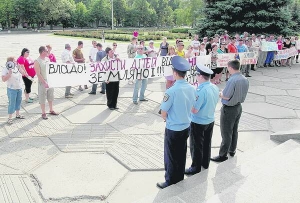 Батьки учнів Соколово-Балківської школи страйкують перед Полтавською обласною адміністрацією. Вимагають звільнити директора школи Світлану Земляну