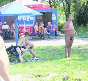 Вінничанин Володимир Ілліч приходить на пляж Гонти у стрінгах із секс-шопу. Жінки часто просять його одягнутися