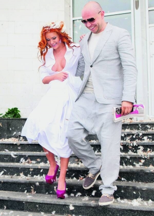 Співачка Слава та її чоловік бізнесмен Євген спускаються сходами зі столичного РАЦСу. Наречена одягла білу сукню-халат з глибоким декольте