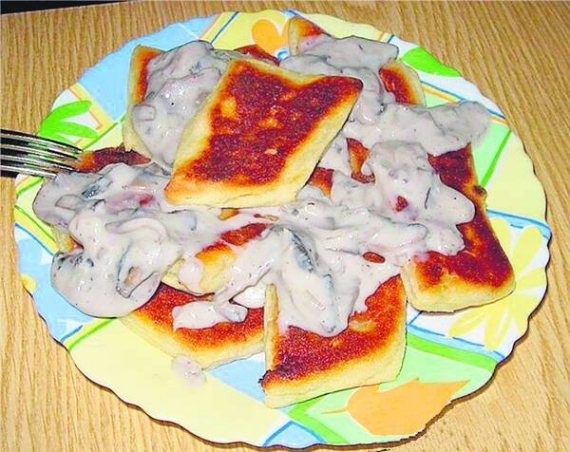 Запечені картопляні свистуни поливають грибним гарячим соусом. 
Їдять поки страва тепла. Подають як другу чи самостійну страву