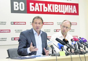 Віце-спікер Микола Томенко та голова Ради об'єднаної опозиції Арсеній Яценюк під час прес-конференції. 4 липня