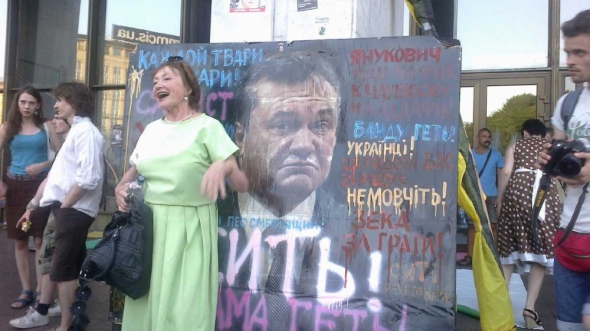 Біля стенду жінка довго вихваляла Януковича та казала, який він &quot;красивий&quot;