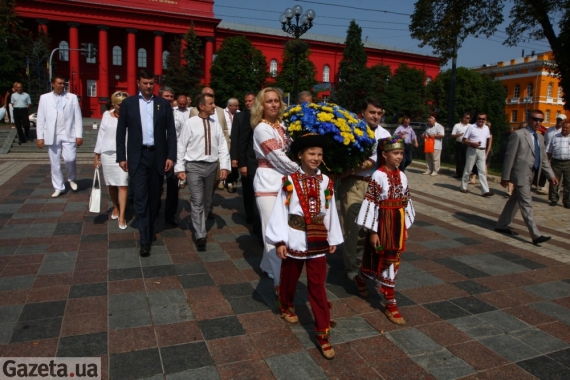 Виктор Ющенко, Юрий Костенко и лидеры более 30 общественных организаций возложили букет цветов к памятнику Т. Шевченко.