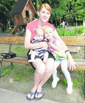 Дарина Грешкулич із донькою Весною і сином Йованом під час прогулянки в Боздоському парку Ужгорода