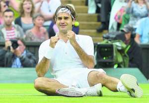 Швейцарець Роджер Федерер упав на траву Центрального корту після перемоги в фіналі Вімблдонського турніру. Він став третім в історії тенісистом, який вигравав у Лондоні сім разів