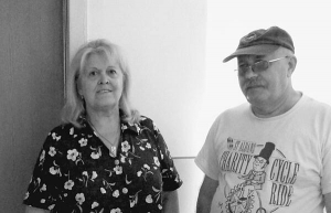 Тернополяни Галина та Борис Сематюки стоять біля ліфта, що обірвався 30 червня. Готувалися до падіння, однак у підйомнику спрацювали аварійні гальма