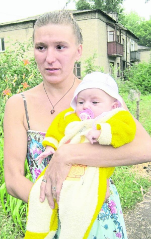 Світлана Вовченко з міста Українськ на Донеччині зі своєю донькою Кариною. Немовля в матері видурили обманом і віддали прийомним батькам. Дівчинка в чужих людей прожила три тижні
