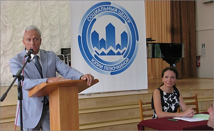 На фото: мер Феодосії Олександр Бартєнєв презентує Соціальний центр Юлії Льовочкіної

