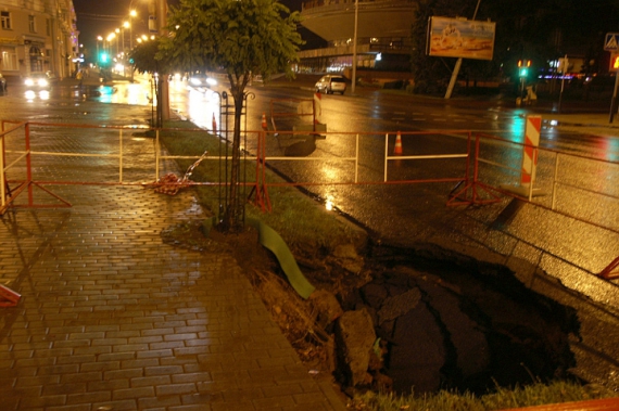 Через опади на вулицях утворилися величезні ями
