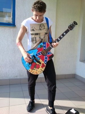 Семесюк считает, что такая гитара очень подходит Коле