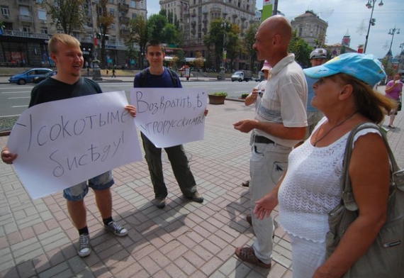 Угроруси зареєстрували своє звернення в канцелярії. Громада зустріла це оплесками та радісними вигуками