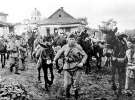 Італійські солдати ведуть мулів із водопою. Південна Україна, липень 1942 року. Цих тварин у Восьмій армії, що воювала на Східному фронті, використовували як гужових