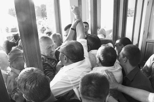 Учасники акції на захист української мови намагаються пройти до приміщення Уманської міської ради. Їх виштовхують на вулицю