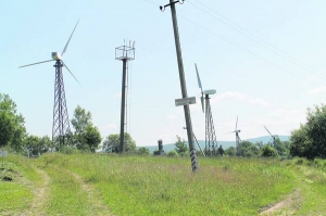 Вітрова електростанція біля селища Східниця налічує сім вітряків. Територія обгороджена, але потрапити всередину можна 