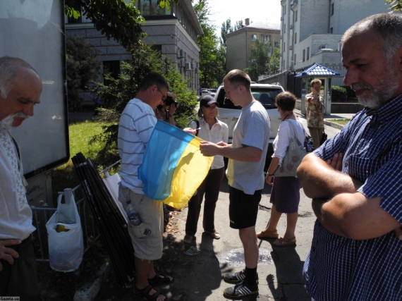 Украинские националисты собрались, чтобы выразить протест против приезда Путина
