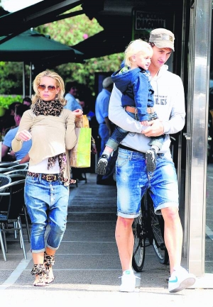 Шведський футболіст Златан Ібрагімович несе на руках сина Вінсента під час прогулянки Стокгольмом. Поряд іде його дружина, колишня модель Гелена Сегер