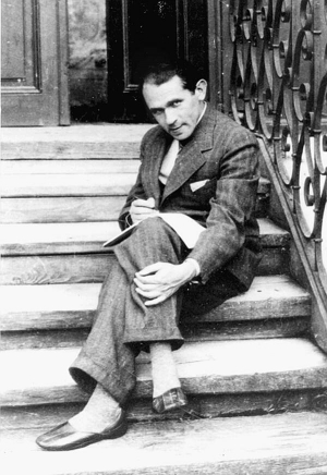 Художник і письменник Бруно Шульц народився й загинув у Дрогобичі. На знімку, який 1935-го надіслав своїй нареченій Юзефині Шелінській, він сидить на сходах свого дому. Не раз зізнавався, що черпає натхнення з дитинства в рідному місті. Змальовуючи всі закамарки Дрогобича в різні пори року, він створив власний образ світу, із фантастичними властивостями часу, простору й матерії. Писав польською