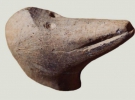 Фігурка голови дятла довжиною 5 сантиметрів була зроблена зі шматка вапняку