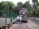 Рабочие, которые заливали бетонный фундамент футбольные поля, вели с экологами агрессивно