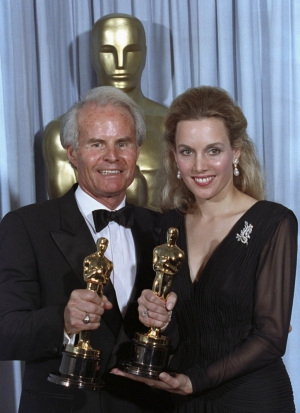 Ричард Занук со своей женой Лили Фини Занук держат свои &quot;Оскары&quot;
