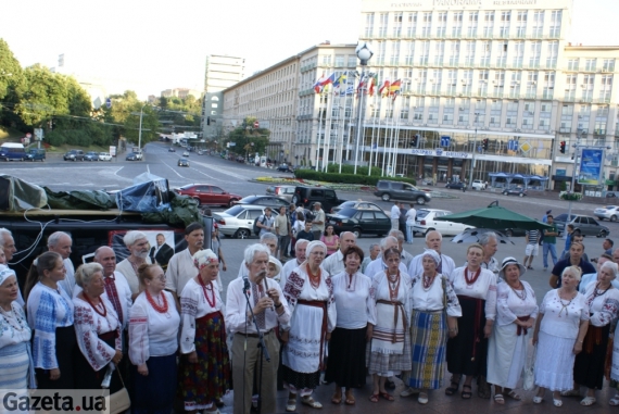 Перед учасниками протесту виступає хор &quot;Гомін&quot;
