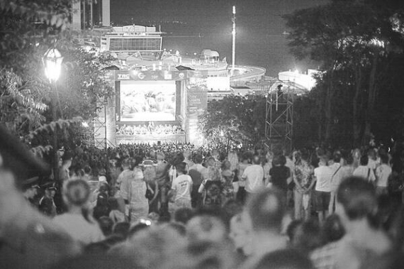 Глядачі дивляться стрічку ”Вогні великого міста” на Потьомкінських сходах в Одесі. До 21 липня там триватиме ІІІ міжнародний кінофестиваль. У конкурсній програмі покажуть 12 фільмів