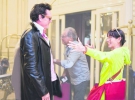 Американська актриса Джеральдін Чаплін, донька коміка Чарлі Чапліна, вітається з актором Майклом Медсеном під час зустрічі у фойє одеського готелю ”Бристоль”. Люкс-апартаменти там коштують 3,5 тисячі гривень за ніч