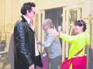 Американська актриса Джеральдін Чаплін, донька коміка Чарлі Чапліна, вітається з актором Майклом Медсеном під час зустрічі у фойє одеського готелю ”Бристоль”. Люкс-апартаменти там коштують 3,5 тисячі гривень за ніч
