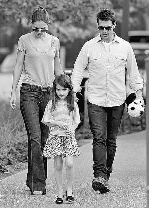 Кеті Голмс і Том Круз під час прогулянки з донькою Сурі. Дівчинка з п’яти років носить взуття на підборах. Колекцію її туфель оцінюють у 160 тисяч доларів