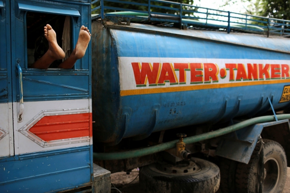 Впоследствии наводнения Индия страдает от недостачи чистой питьевой воды