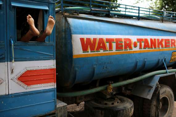 Впоследствии наводнения Индия страдает от недостачи чистой питьевой воды