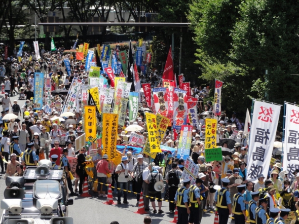 На улицы Токио вишло 170 тысяч человек