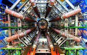 Бозон Гіґґса виявлено під час експериментів на Великому адронному колайдері. Його запустив науково­дослідний центр Європейської ради з ядерних досліджень – CERN – неподалік Женеви, на швейцарському кордоні. Цей 27­кілометровий кільцевий тунель, розташований завглибшки 175 метрів, найпотужніший в історії прискорювач частинок, менших за атом