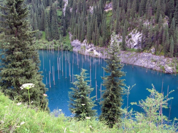 Длина озера составляет 400 метров, а наибольшая глубина – около 30 м